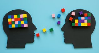 Zwei Menschen sprechen miteinander, grafisch umgesetzt mit schwarzem Papier für die Köpfe und bunten Bausteinen für die Wörter.