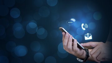 Hände, die ein Smartphone halten und etwas eintippen. Icons darüber stellen Nachrichten, Telefon und E-Mail dar.